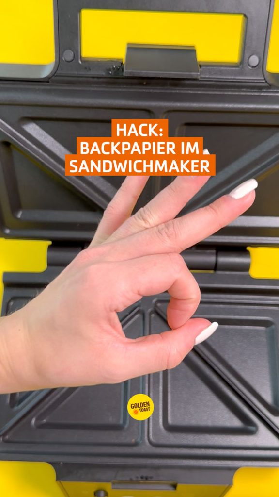 Ein Sandwichmaker und eine Hand zeigt die Geste: "ok". Darüber steht: "Hack: Backpapier im Sandwichmaker."